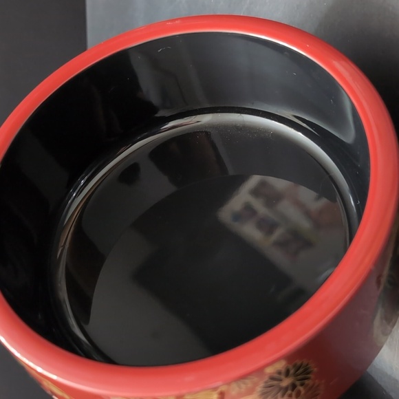 VGT, Red Lacquered Oriental Round Lidded Storage Container with Floral Design. - Picture 7 of 11